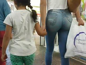 Sexy milf got amazing ass in jeans Picture 4