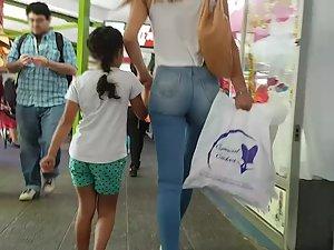 Sexy milf got amazing ass in jeans Picture 5