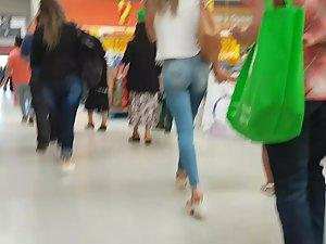 Sexy milf got amazing ass in jeans Picture 8