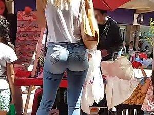 Sexy milf got amazing ass in jeans