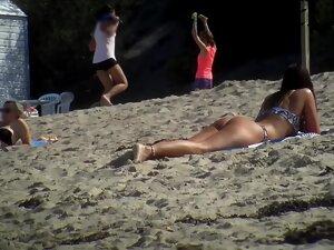 Tantalizing ass gets sexier during sunbathing Picture 1