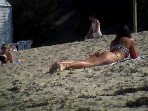 Tantalizing ass gets sexier during sunbathing Picture 2