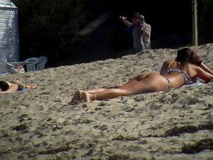 Tantalizing ass gets sexier during sunbathing Picture 3