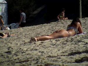 Tantalizing ass gets sexier during sunbathing Picture 5