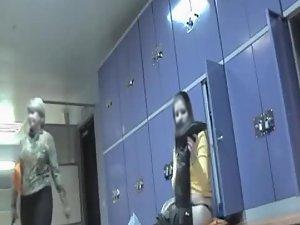 Hot women spied nude in the lockers Picture 3