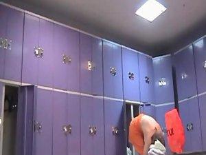 Hot women spied nude in the lockers Picture 8