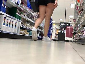 Hot view when she bends over in store Picture 7