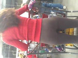 Hot woman pushing a cart in the store Picture 2