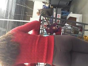 Hot woman pushing a cart in the store Picture 7