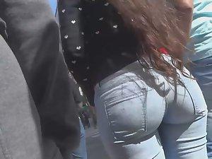 Bubbly ass in skin tight jeans Picture 3