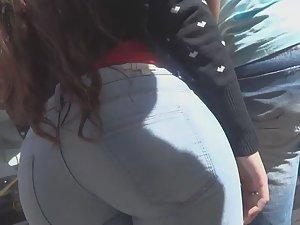 Bubbly ass in skin tight jeans Picture 5