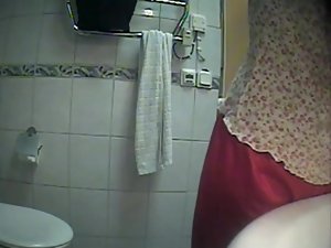 Hidden cam caught a teen girl pee Picture 7