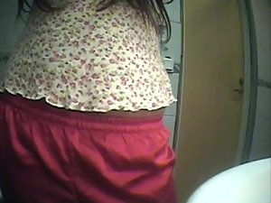 Hidden cam caught a teen girl pee Picture 8