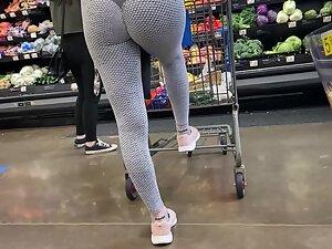Checking her ass cheeks when she leans on shopping cart Picture 6