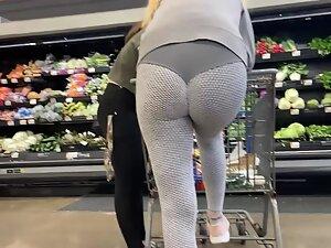 Checking her ass cheeks when she leans on shopping cart Picture 7