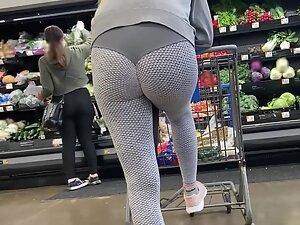 Checking her ass cheeks when she leans on shopping cart