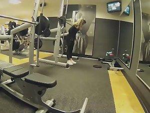 Fit girl's workout is secretly filmed Picture 8