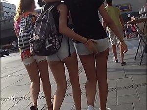 Teens walking and groping each other Picture 1