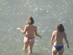 Topless girls pointing at the voyeur Picture 1