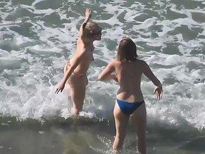 Topless girls pointing at the voyeur Picture 3