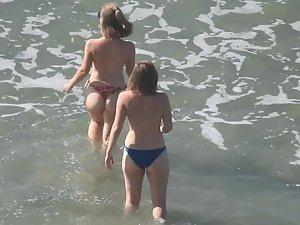 Topless girls pointing at the voyeur Picture 4