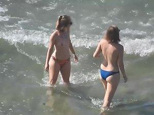 Topless girls pointing at the voyeur Picture 5