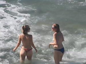 Topless girls pointing at the voyeur Picture 6