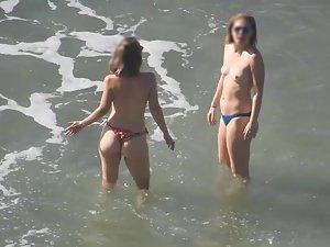 Topless girls pointing at the voyeur Picture 7