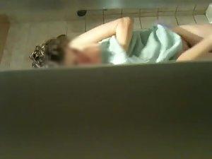 Chubby woman wiping after a shower Picture 7