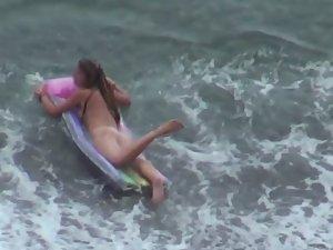 Wave splashes on hot naked girl Picture 1