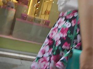 Upskirt of young tourist on the street Picture 4