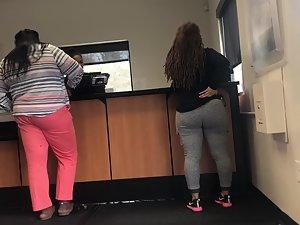 Boyfriend and voyeur both love her big booty Picture 4