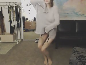 Sporty girl does an erotic dance Picture 3