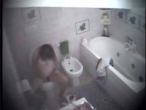 Spying a girl shave pussy on the bidet Picture 6