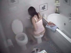 Spying a girl shave pussy on the bidet