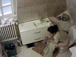 Spying on milf masturbating in her own way Picture 3