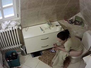 Spying on milf masturbating in her own way Picture 4