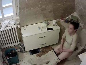 Spying on milf masturbating in her own way Picture 7