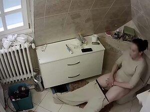 Spying on milf masturbating in her own way Picture 8