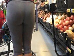 Voyeur spies a fit woman buying food Picture 4