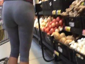 Voyeur spies a fit woman buying food Picture 5