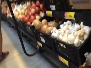 Voyeur spies a fit woman buying food Picture 7