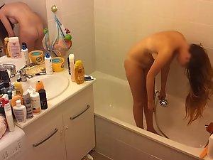 Spy on naked cousin texting and washing herself Picture 2