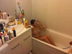 Spy on naked cousin texting and washing herself Picture 5