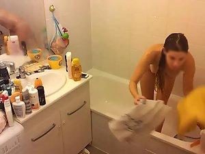 Spy on naked cousin texting and washing herself Picture 7