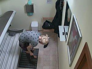 Tattooed girl spreads legs while tanning Picture 8