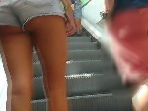 Perfect teen girl shopping with her dad Picture 1