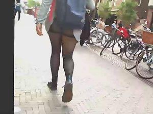 Clothing malfunction shows upskirt Picture 3