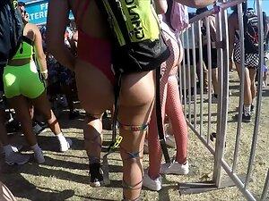 Voyeur checks rave girl's bubble butt in entry line
