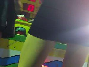 Upskirts of girls at the arcade Picture 1